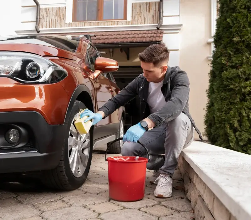 Lavage auto à domicile Saint-Martin-sur-Nohain : professionnel intervenant sur un véhicule